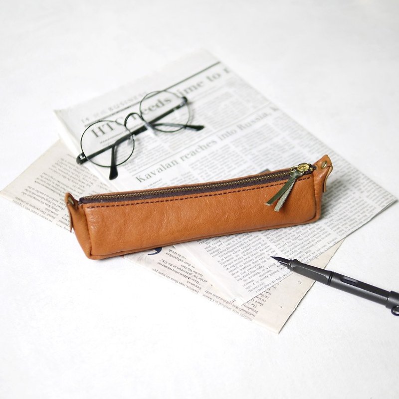Hand stitching tanned leather zipper pencil bag Made by HANDIIN - กล่องดินสอ/ถุงดินสอ - หนังแท้ 