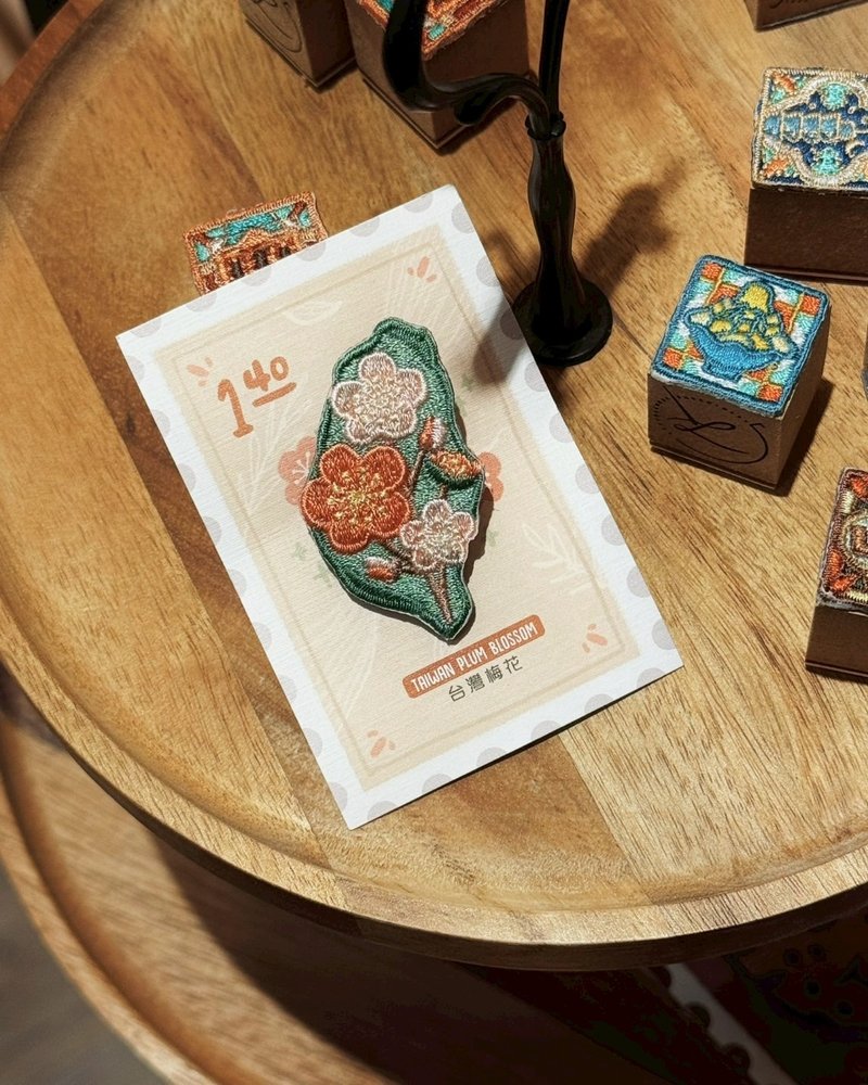 刺繡燙貼/別針 | 台灣地形 - 台灣梅花 | Littdlework - 徽章/別針 - 繡線 多色