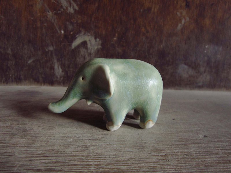 Happy little elephant - เซรามิก - ดินเผา 
