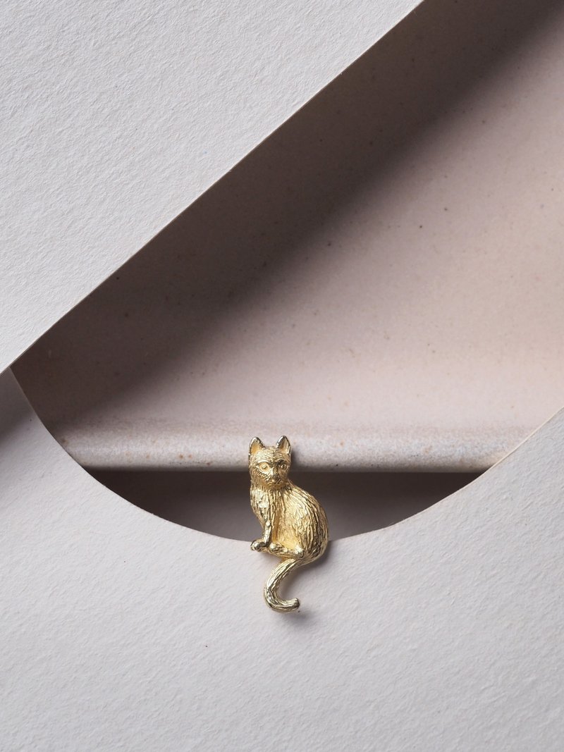 Sitting Cat Earring, Sterling Silver Earring, Cat Earring, One side earring. - 耳環/耳夾/耳骨夾 - 純銀 金色