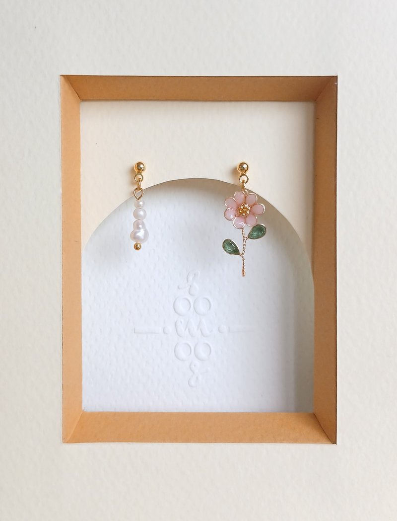 Little Cute Flower (Baby cheek)・Asymmetric type with pearl - Earrings & Clip-ons - Copper & Brass 