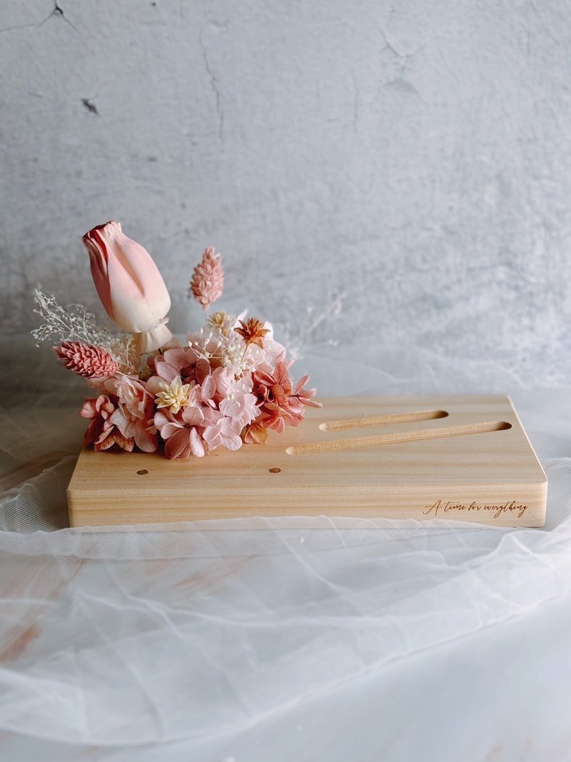 Slowly falling in love with you series of mutual companionship version of the everlasting flower wooden display stand can be customized with blessing words - Dried Flowers & Bouquets - Wood Pink