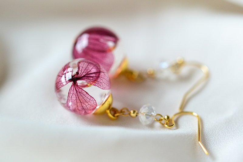 紅粉菲菲。耳上的浮游花 紫陽花 流動玻璃球 耳環 - 耳環/耳夾 - 植物．花 紅色