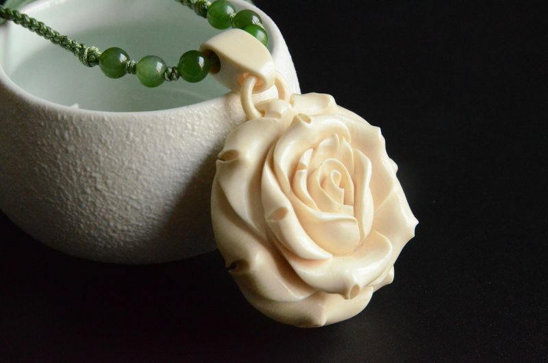 [Blooming] Natural Ice Mammoth Ivory Southern Style Carved Rose Hetian Jade Butterfly Necklace - Necklaces - Gemstone White