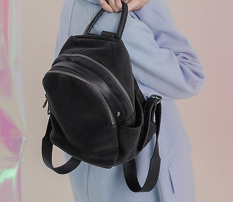 Compact retro two-color stitching medium leather back pack ink black - กระเป๋าเป้สะพายหลัง - หนังแท้ สีเทา