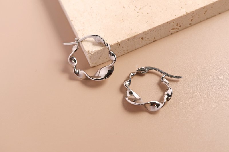 [Designer GLEAM Series] Dazzling moments. twisted hoop earrings - Earrings & Clip-ons - Stainless Steel Silver