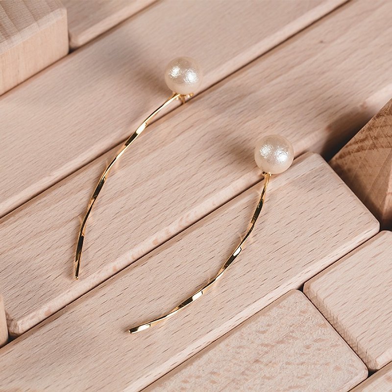 Cotton Pearl Earrings - Curved - ต่างหู - โลหะ สีทอง