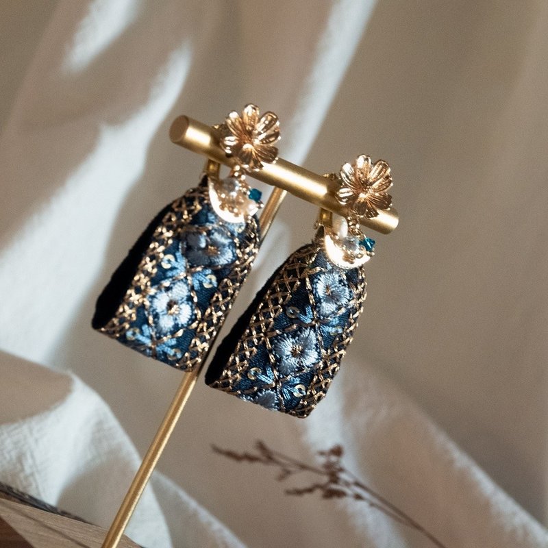 Embroidered Ribbon Earrings Blue French Elegant Texture Real Gold Plated Clip-On 925 Silver Ear Pin - ต่างหู - โลหะ สีน้ำเงิน