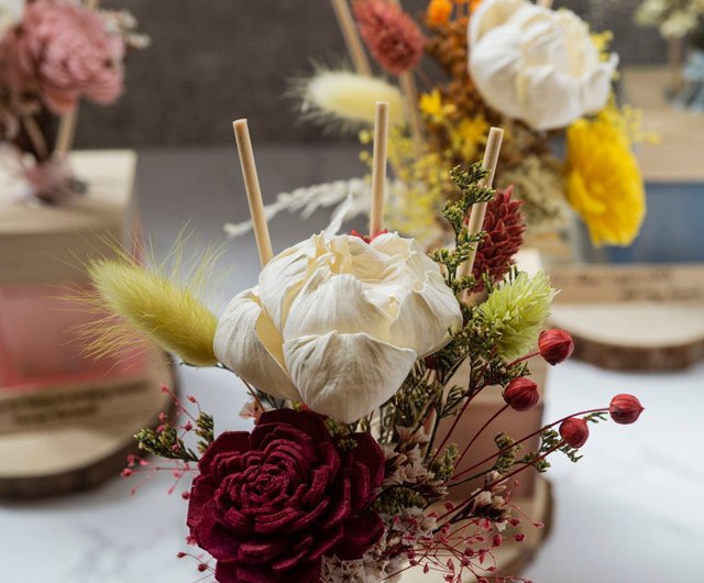 本物の花で手作り】プリザーブドフラワー 拡張ボトル ギフトボックス 初夏に華やぐ/オーダーメイドギフト 純ハンドメイド - ショップ Angemara  机・テーブル - Pinkoi