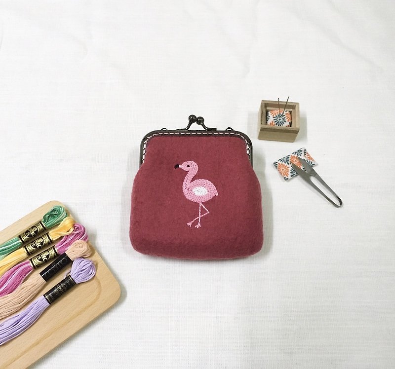 Flamingo/Flamingo Embroidered Wool Felt Mouth Gold Coin Purse - กระเป๋าคลัทช์ - ขนแกะ สีแดง