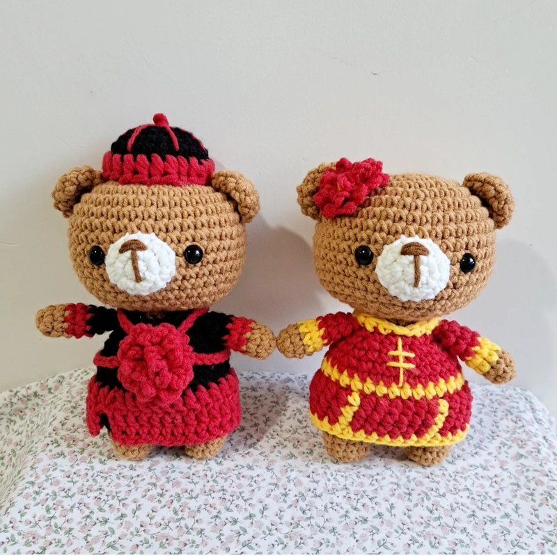 Chinese style wedding bear pair hand crocheted - ตุ๊กตา - ผ้าฝ้าย/ผ้าลินิน หลากหลายสี