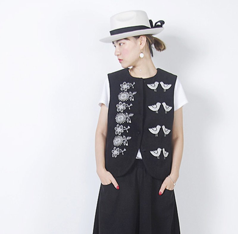 Black hairy flower floral vest waistcoat - imakokoni - เสื้อกั๊กผู้หญิง - เส้นใยสังเคราะห์ สีเทา