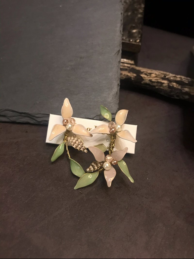 冒牌老闆娘 king_boss秋意水晶花不對稱耳環 - 耳環/耳夾/耳骨夾 - 其他材質 卡其色