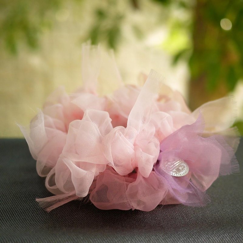 彩る咲き編みシュシュ～レンゲソウ Flower ChouChou / Scrunchie -Pink - 髮夾/髮飾 - 棉．麻 紫色
