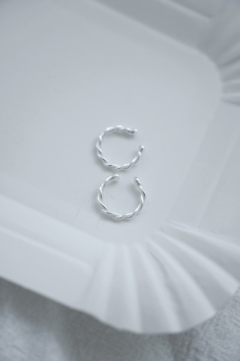 簡約小麻花耳骨夾-SV925 擁抱耳圈 軟骨 耳扣 - 耳環/耳夾/耳骨夾 - 純銀 銀色