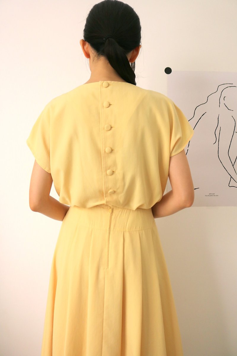 Muller Dress 暖黃天絲復古連肩袖百褶長洋裝 - 洋裝/連身裙 - 絲．絹 黃色