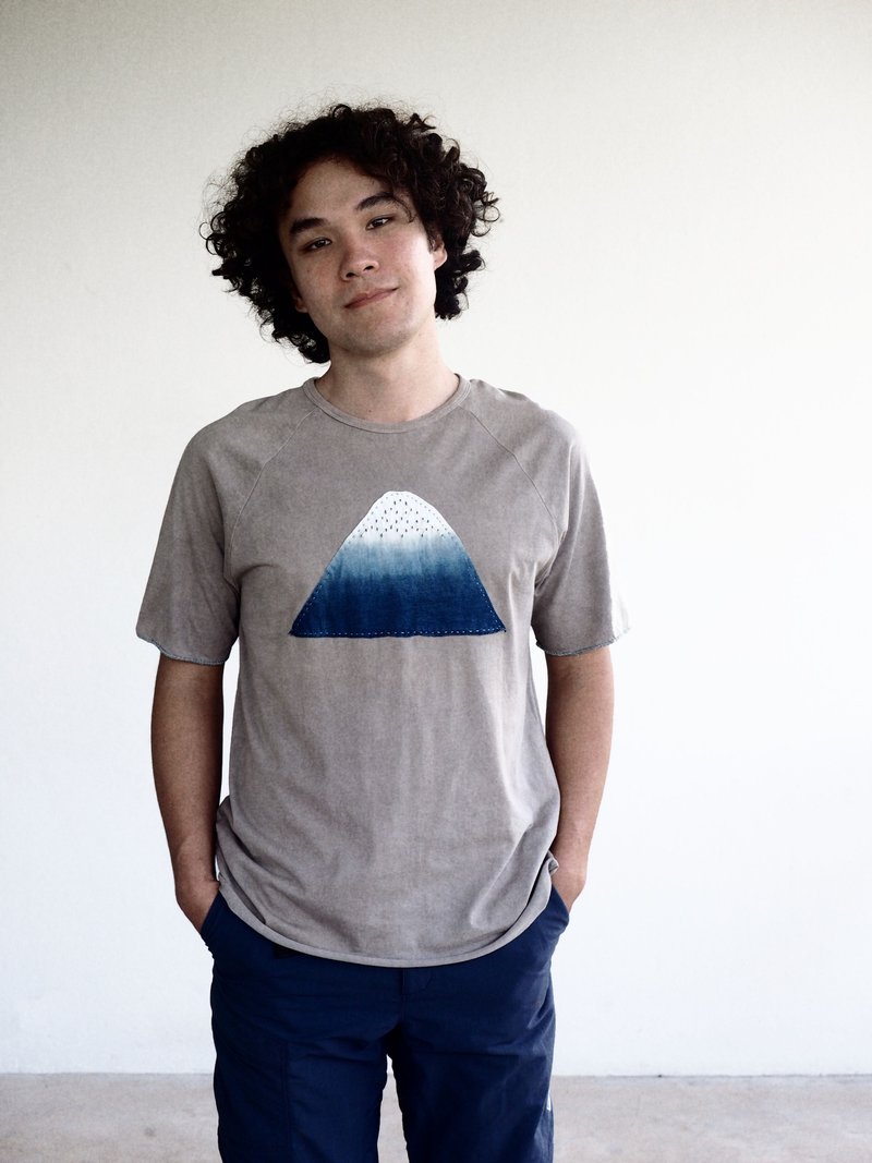 GREY. The Blue Mountain Peak. Organic unisex natural dyed t-shirt - 男 T 恤 - 棉．麻 灰色