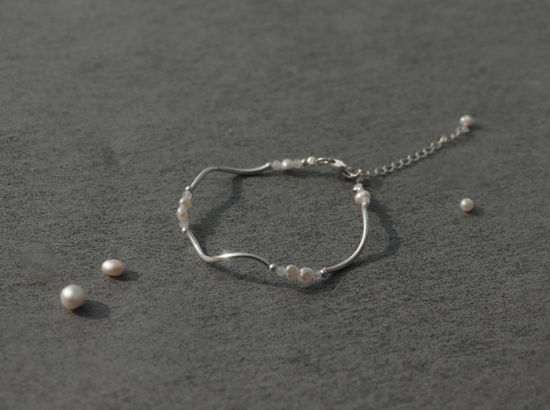 Pearl bracelet—Wave I sterling silver wave baroque pearl bracelet - สร้อยข้อมือ - ไข่มุก สีเงิน