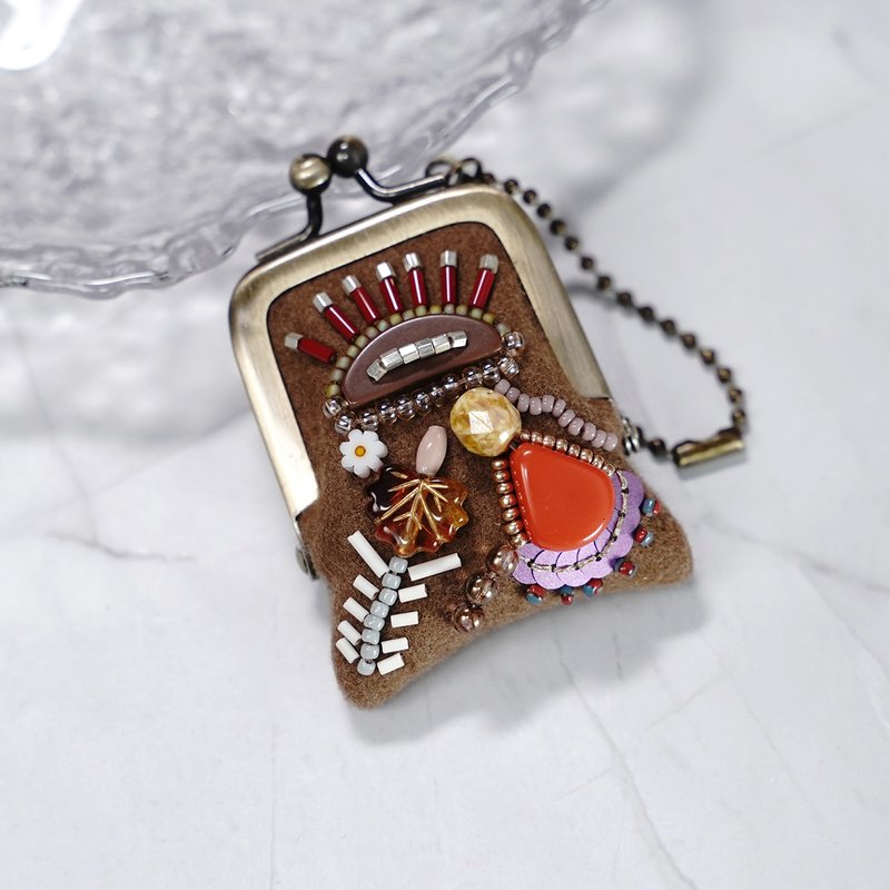 小さなビーズ刺繍のがま口 No.84, キャメル×ウール, ネックレス・バッグチャームにも, アクセサリーケース, 一点物 耳環  新娘飾品 耳夾 - 吊飾/掛飾 - 羊毛 咖啡色