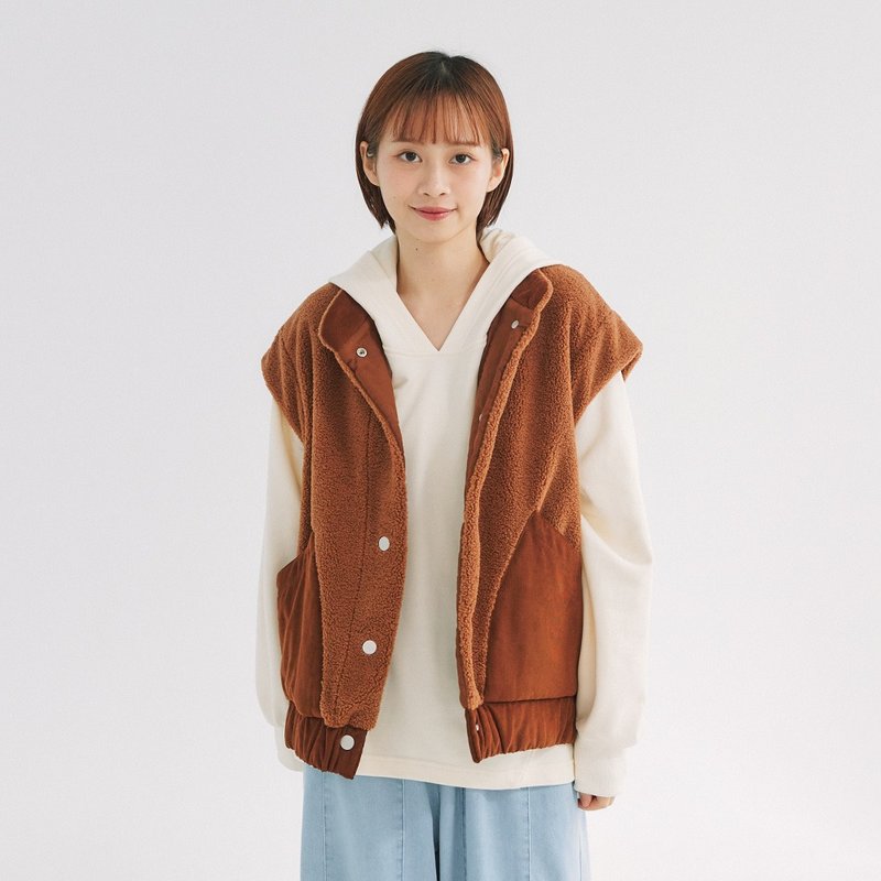 【Simply Yours】Lamb wool patchwork vest coffee F - เสื้อกั๊กผู้หญิง - ผ้าฝ้าย/ผ้าลินิน สีนำ้ตาล