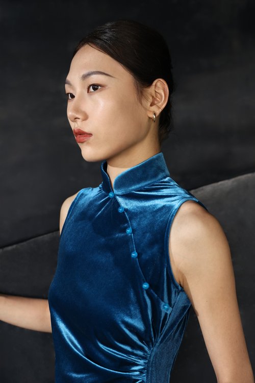 豪華⭐️チャイナドレス ベルベット ドラゴン スパンコール刺繍 エメラルドグリーンのベルベットのバックレスチャイナドレス | 中華と