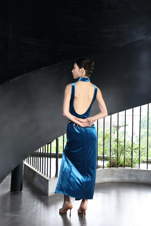 ブルーグリーンのベルベット製バックレスチャイナドレス｜イブニング