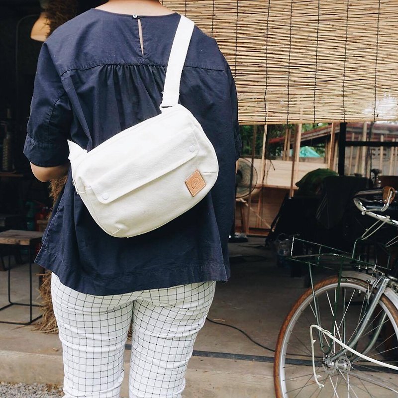 messenger bag medium size white colour travel look - 側背包/斜孭袋 - 其他材質 白色