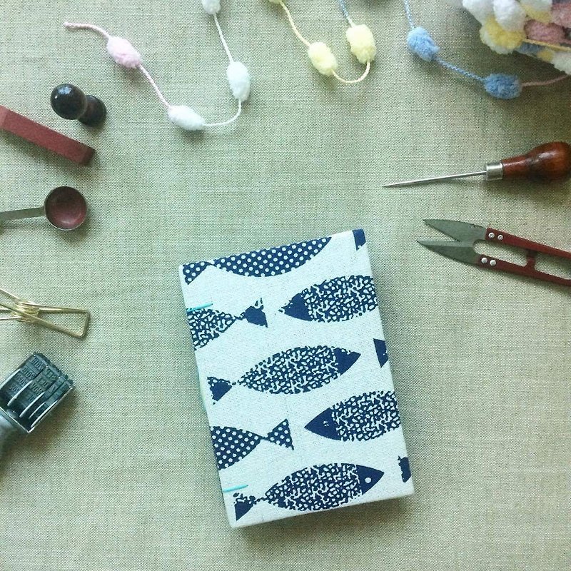 この手縫いの本の中で魚のスタンプシリーズ手作りの手の本 - ノート・手帳 - 紙 
