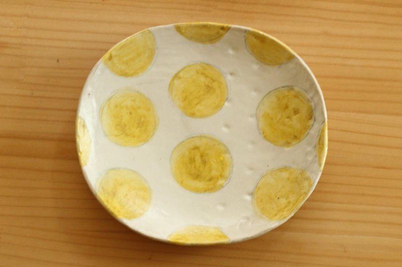 粉引き黄色ドットのオーバル皿。 - 小皿 - 陶器 レッド