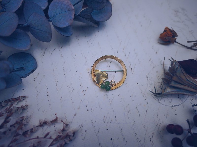 Krementz Emerald Green Grape Gold Hoop Brooch・American Antique Jewelry Vintage Jewelry - เข็มกลัด - โลหะ 