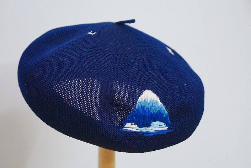 Lu Lita original design hand-embroidered Mount Fuji painter cap summer beret - Hats & Caps - Thread Blue