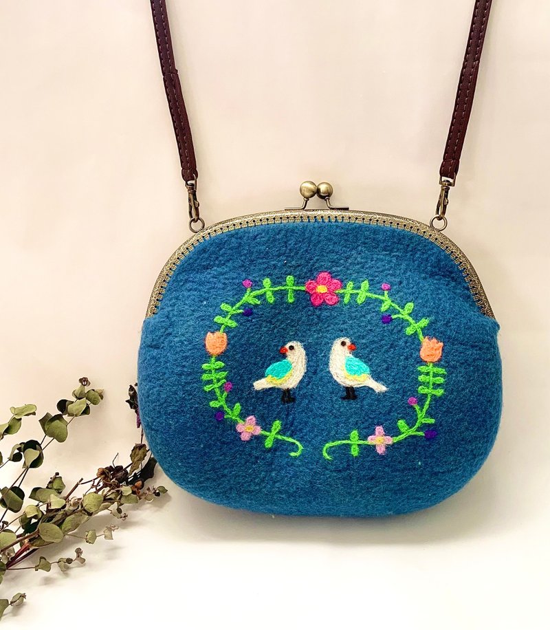 鳥とお花の羊毛刺繍ポシェットーブルー - 側背包/斜背包 - 羊毛 藍色