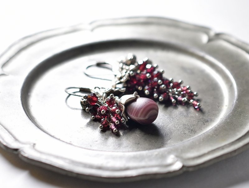 Grape-colored marble wedding beads and garnets, flower Karen Silver and small bell asymmetrical earrings - Earrings & Clip-ons - Glass Purple