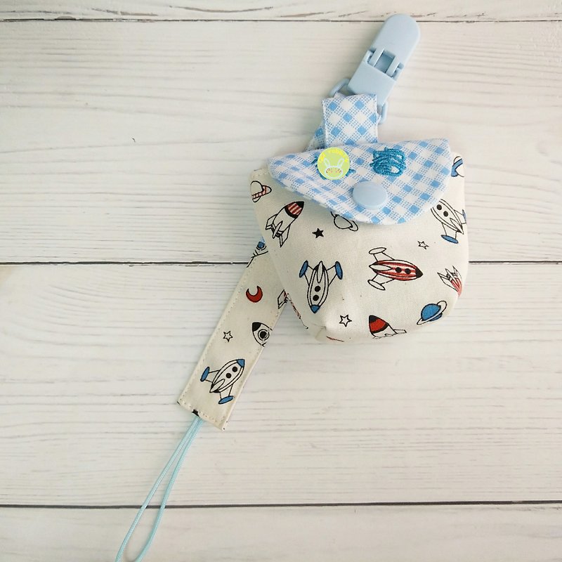 Little Rocket - 2 colors available. Pacifier storage bag/ pacifier chain (name can be embroidered) - ขวดนม/จุกนม - ผ้าฝ้าย/ผ้าลินิน สีน้ำเงิน