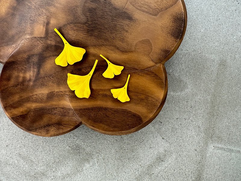 Leather Ginkgo Biloba Earrings - ต่างหู - หนังแท้ สีเหลือง
