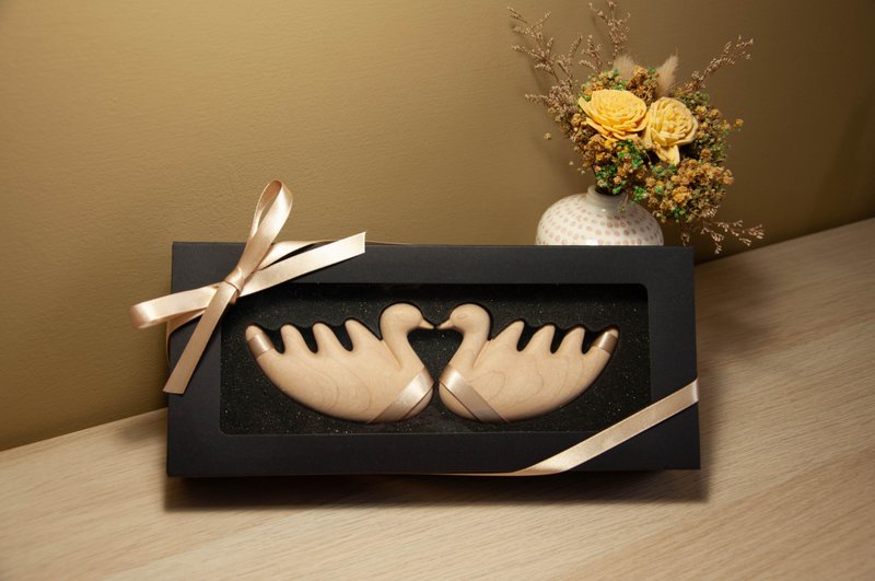 【情人節/結婚禮物】永浴愛鵝 l 按摩梳 - 彩妝刷具/鏡子/梳子 - 木頭 卡其色