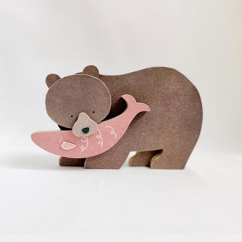 鮭をくわえたクマの置物   紙でできたオブジェシリーズ - 擺飾/家飾品 - 紙 咖啡色