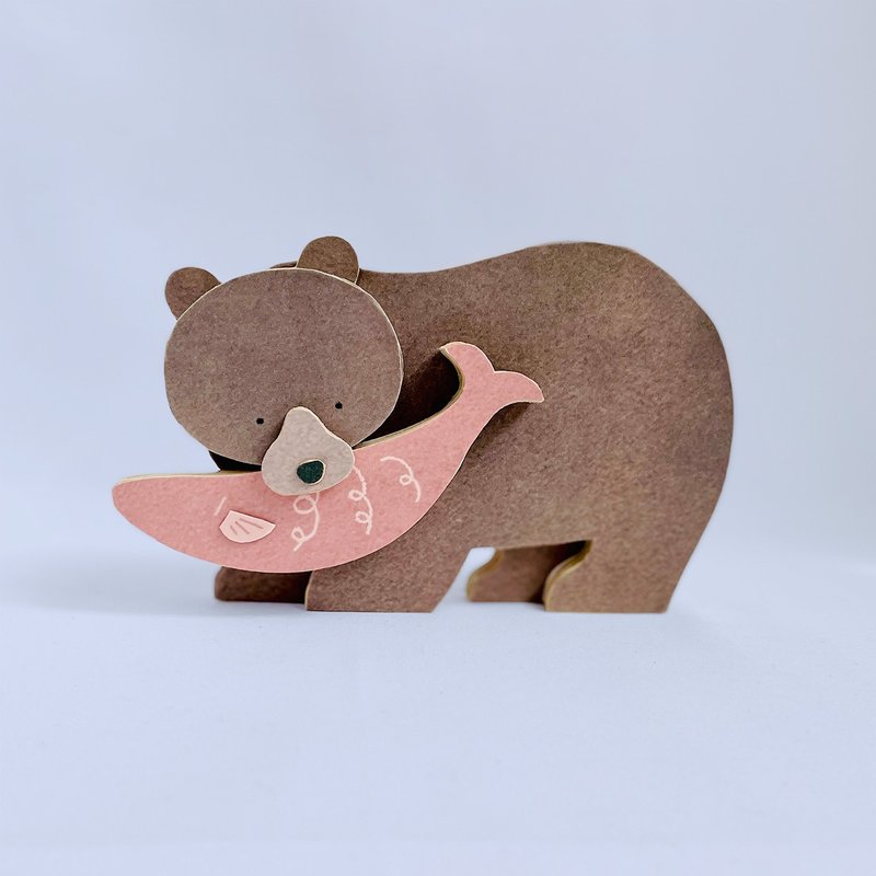 鮭をくわえたクマの置物   紙でできたオブジェシリーズ - 擺飾/家飾品 - 紙 咖啡色