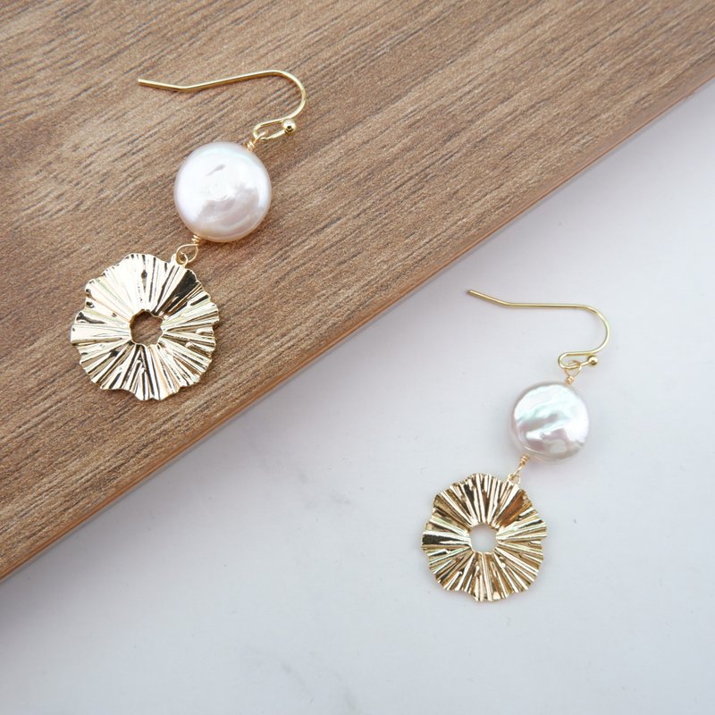 Freshwater pearl dangle earrings - 耳環/耳夾/耳骨夾 - 珍珠 白色