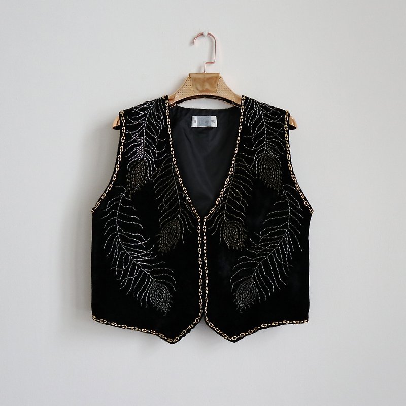 Pumpkin Vintage. Ancient black hand-embroidered beaded feather suede vest - เสื้อกั๊กผู้หญิง - วัสดุอื่นๆ สีดำ