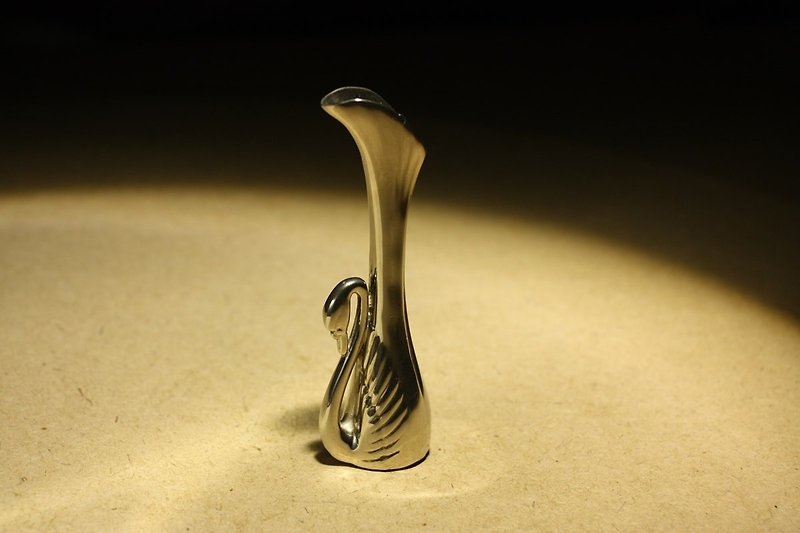購自荷蘭 20世紀末期老件 立式天鵝小花瓶 鍍銀小襬飾 品相佳 - 裝飾/擺設  - 其他金屬 銀色