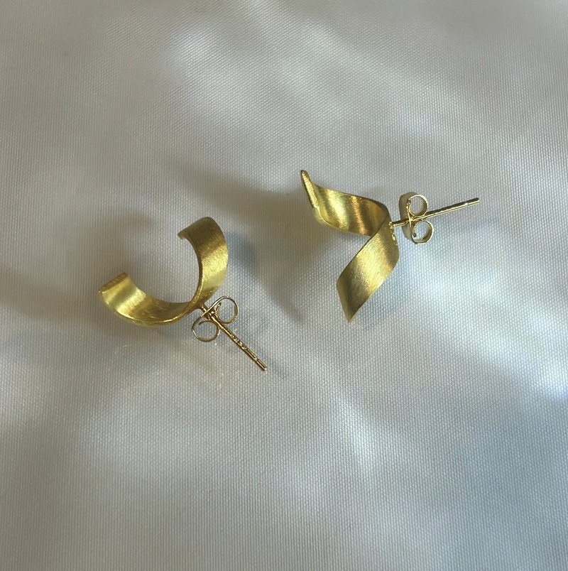 Golden Modern Spiral Ear studs ( a pair ) - ต่างหู - เงินแท้ สีทอง