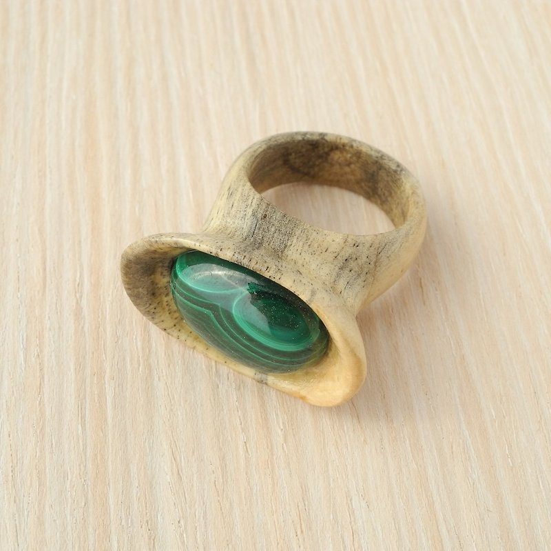 Wood ring with malachite - แหวนทั่วไป - ไม้ หลากหลายสี