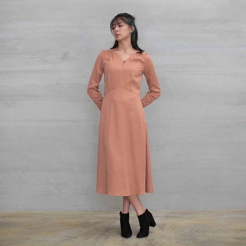 Tender Soul Pleated Sleeve Dress - ชุดเดรส - ผ้าฝ้าย/ผ้าลินิน หลากหลายสี