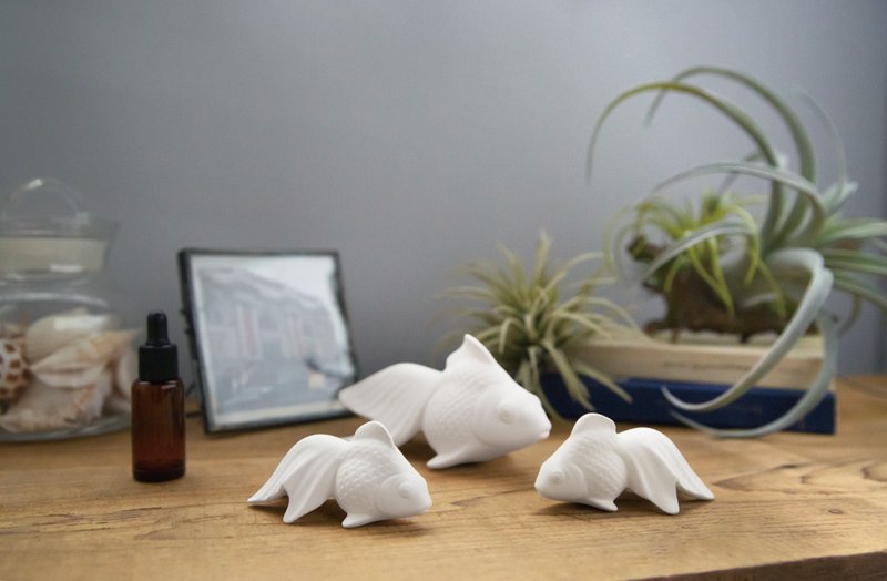 motifo Goldfish-Three-dimensionally carved aroma stone / 2 large and small - Items for Display - Pottery White