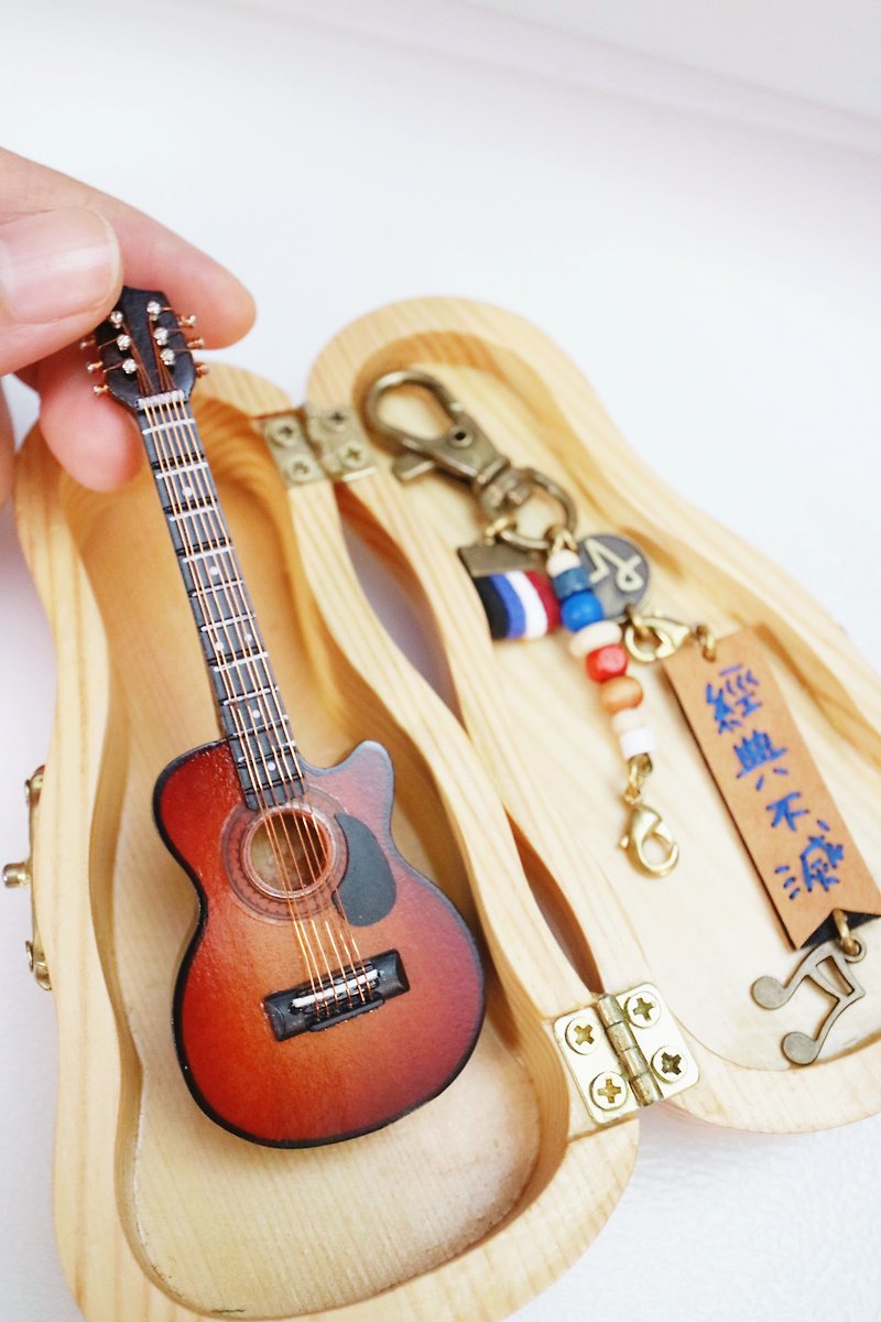 [Scorching Sun Color Mini Guitar] Pendant Decoration Gift Texture Band Musician Mini Guitar - พวงกุญแจ - ไม้ สีแดง