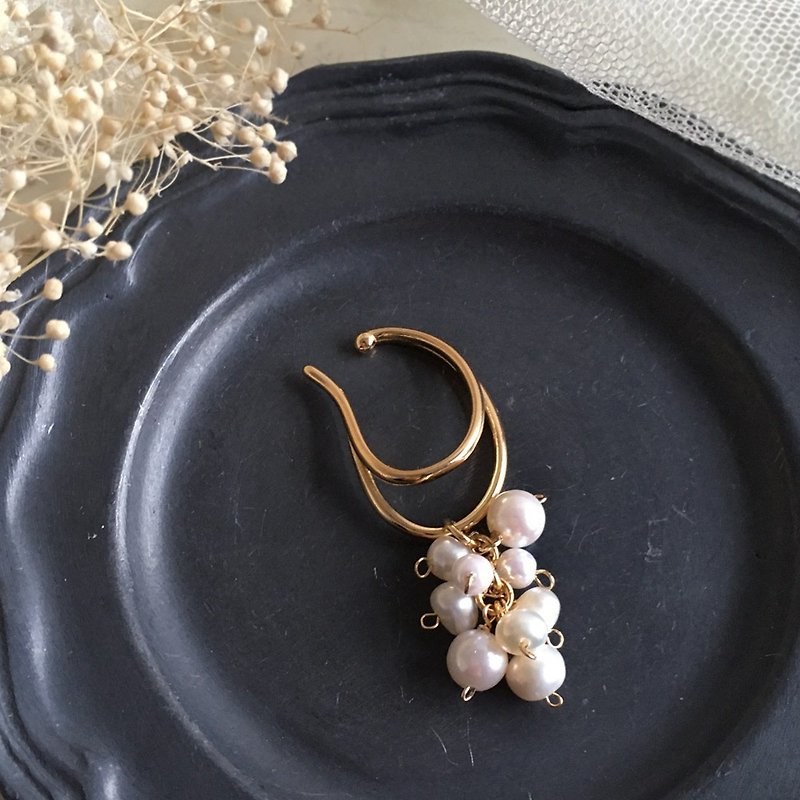 June birthstone / freshwater pearl and vintage pearl grape ear cuffs for one ear - ต่างหู - เครื่องเพชรพลอย ขาว