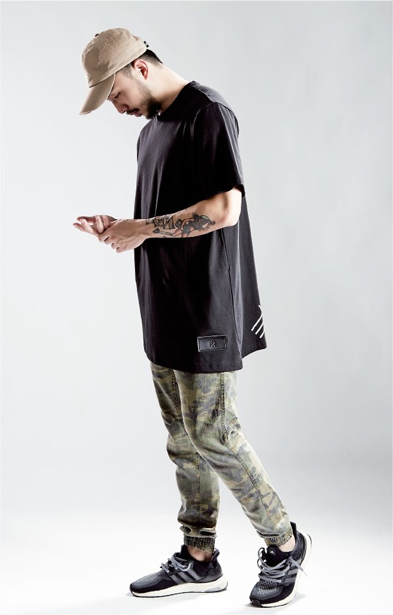HWPD│Asymmetric oblique hem long T-Shirt black (refer to Kanye West/Yeezy/Justin Bieber) - เสื้อยืดผู้ชาย - ผ้าฝ้าย/ผ้าลินิน สีดำ
