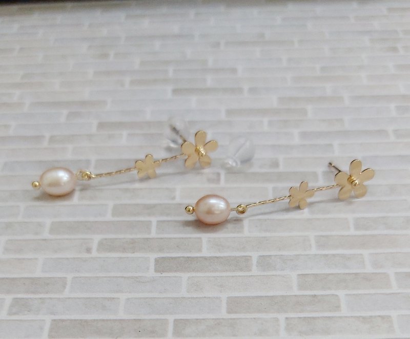 YU-CIAO Double Floral Pearl Earrings - ต่างหู - โลหะ 