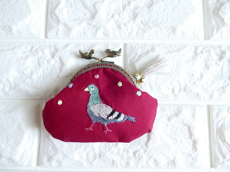 Embroidered pigeon red - กระเป๋าเครื่องสำอาง - ผ้าฝ้าย/ผ้าลินิน สีแดง
